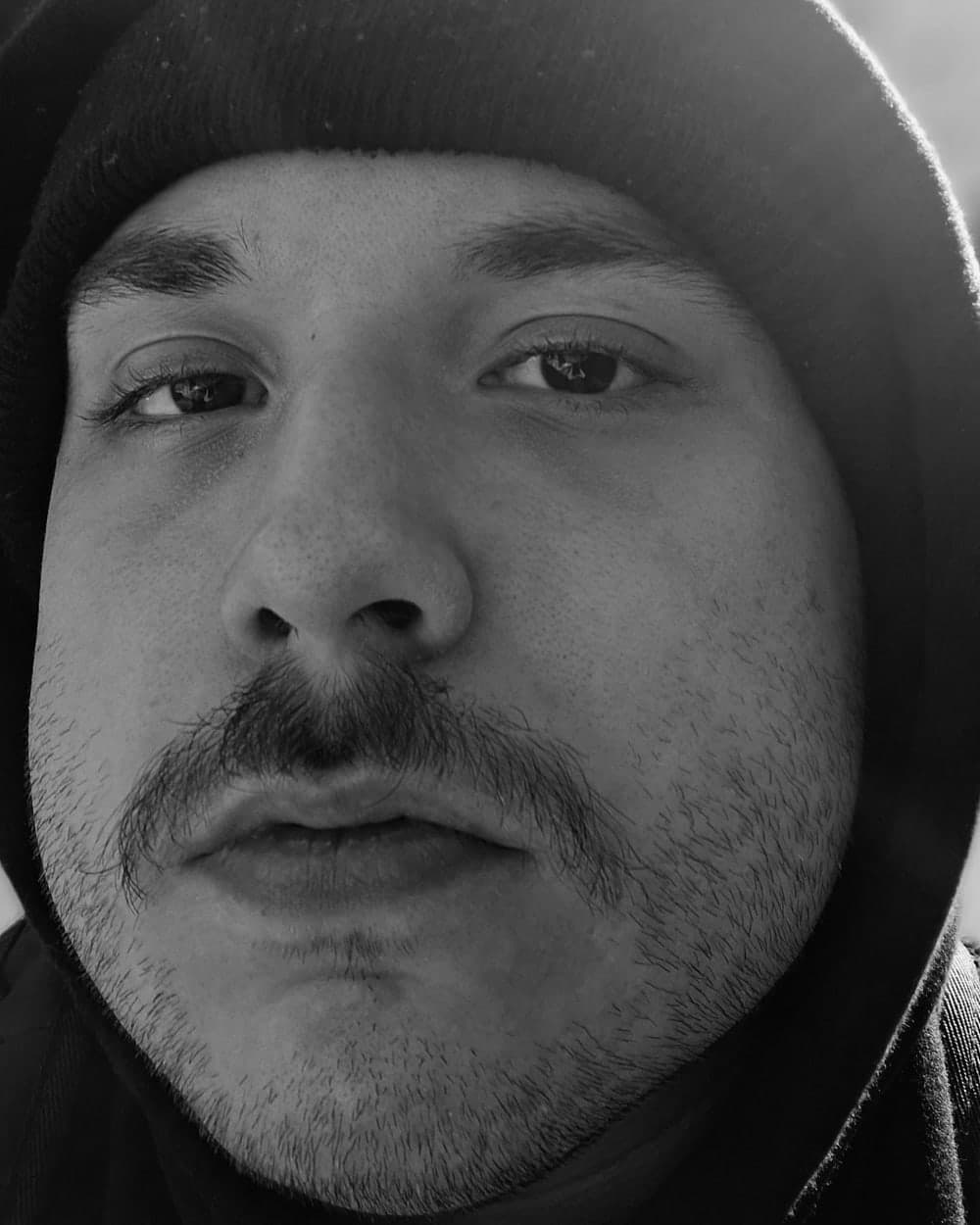 Black and white portrait of Felipe Brigagão.